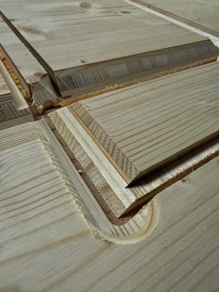 Usinage CNC de Panneau 3 Plis (Tripli) : Coupes d'Onglet à 45° et Assemblages Invisibles