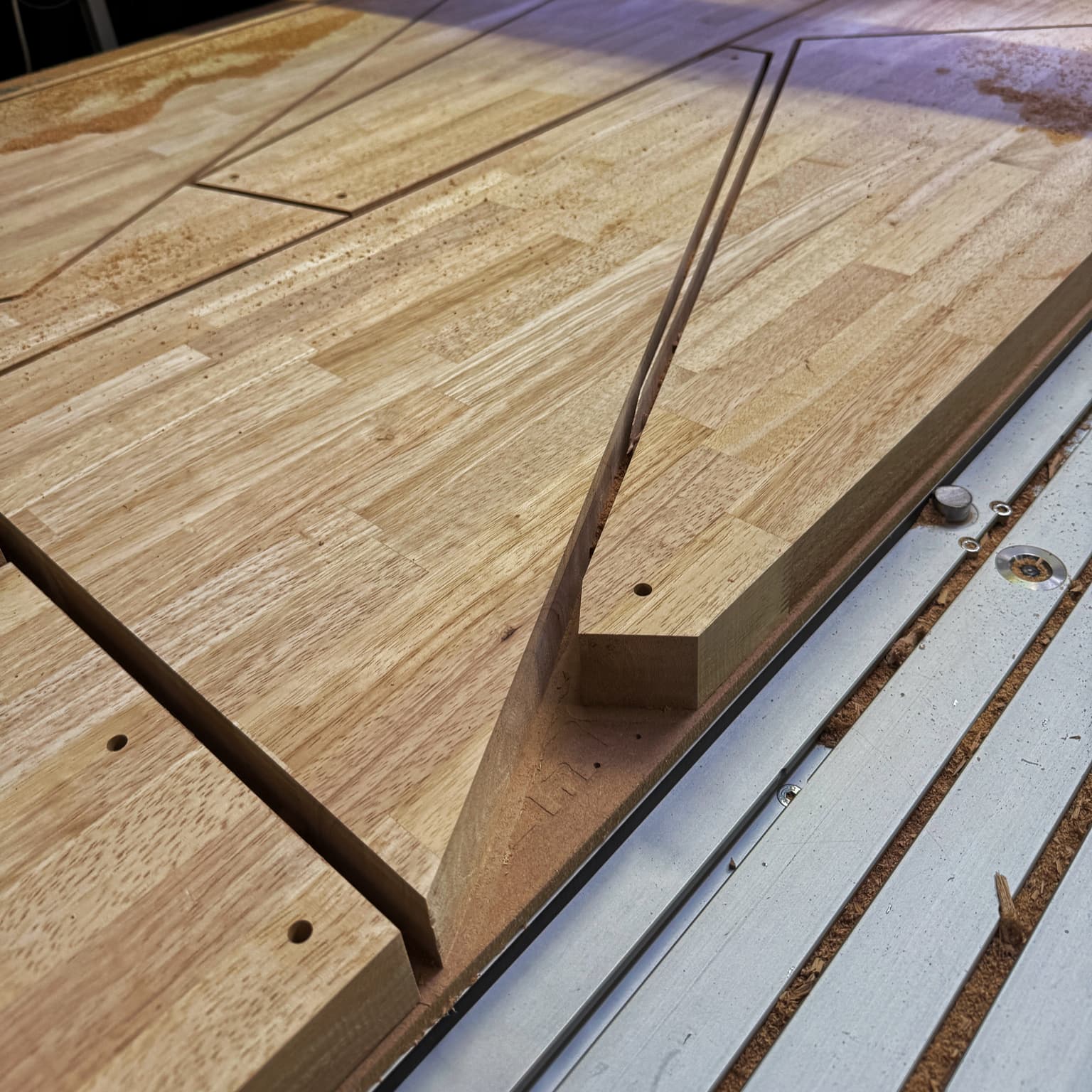 Usinage CNC & Découpe de Marches d'Escalier en Hévéa Massif 44 mm : Calepinage Haute Densité & Réactivité