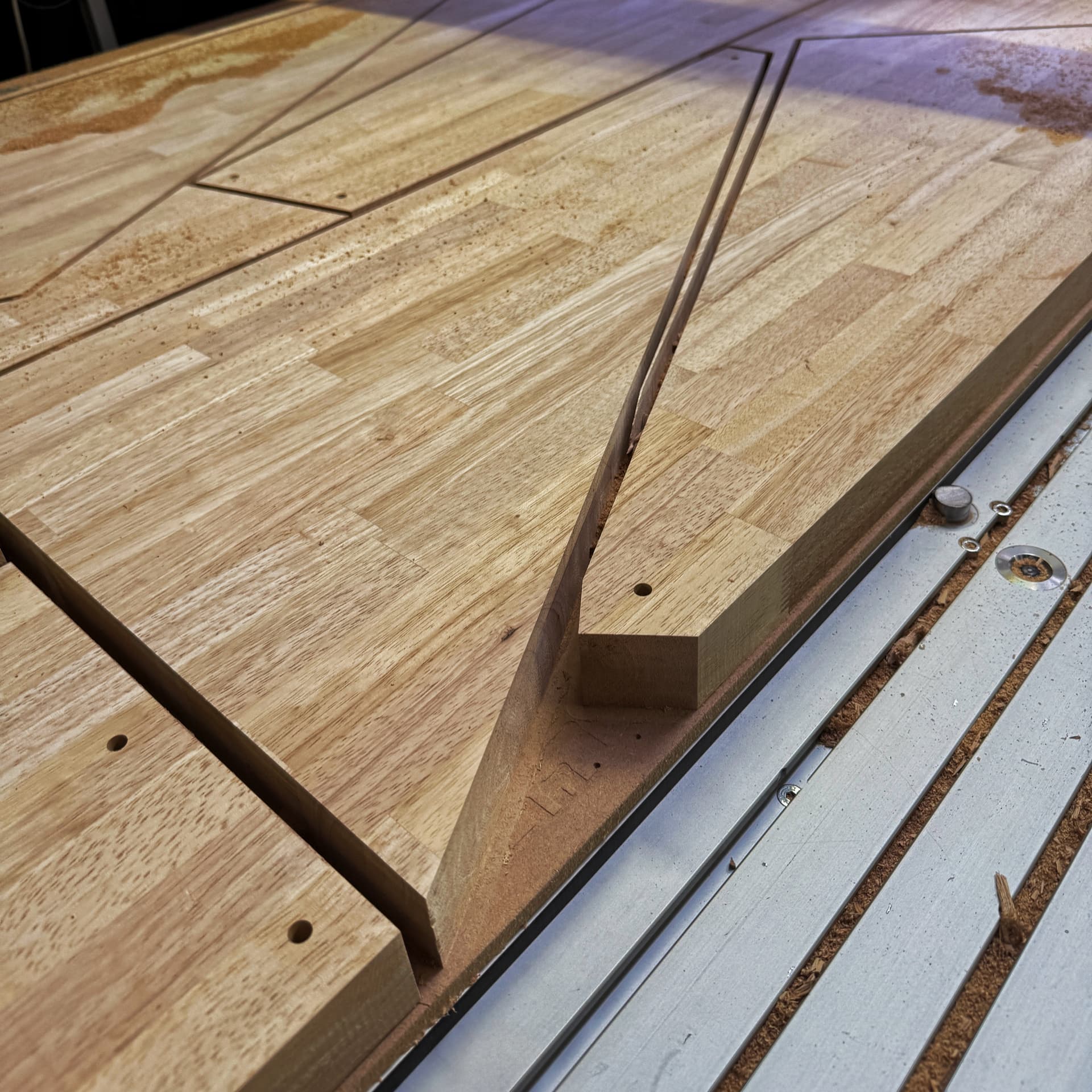Usinage CNC & Découpe de Marches d'Escalier en Hévéa Massif 44 mm : Calepinage Haute Densité & Réactivité