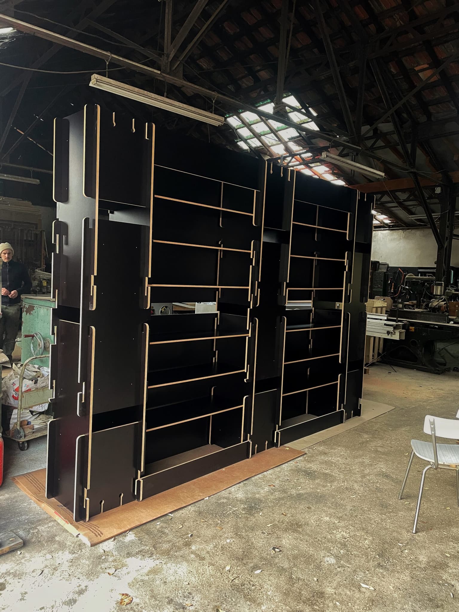 Agencement de Stand : Des Étagères Démontables Usinées à la CNC