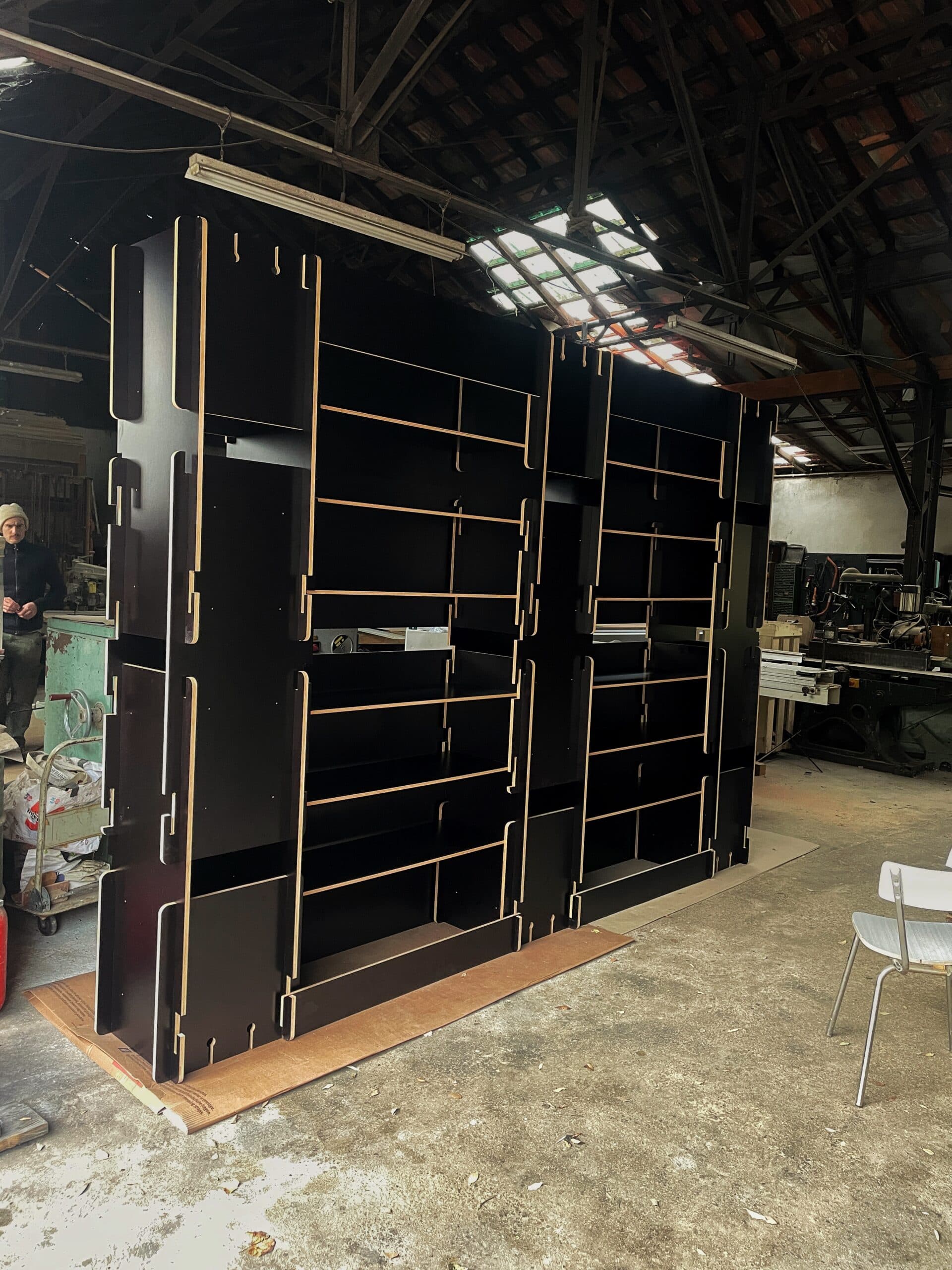 Agencement de Stand : Des Étagères Démontables Usinées à la CNC