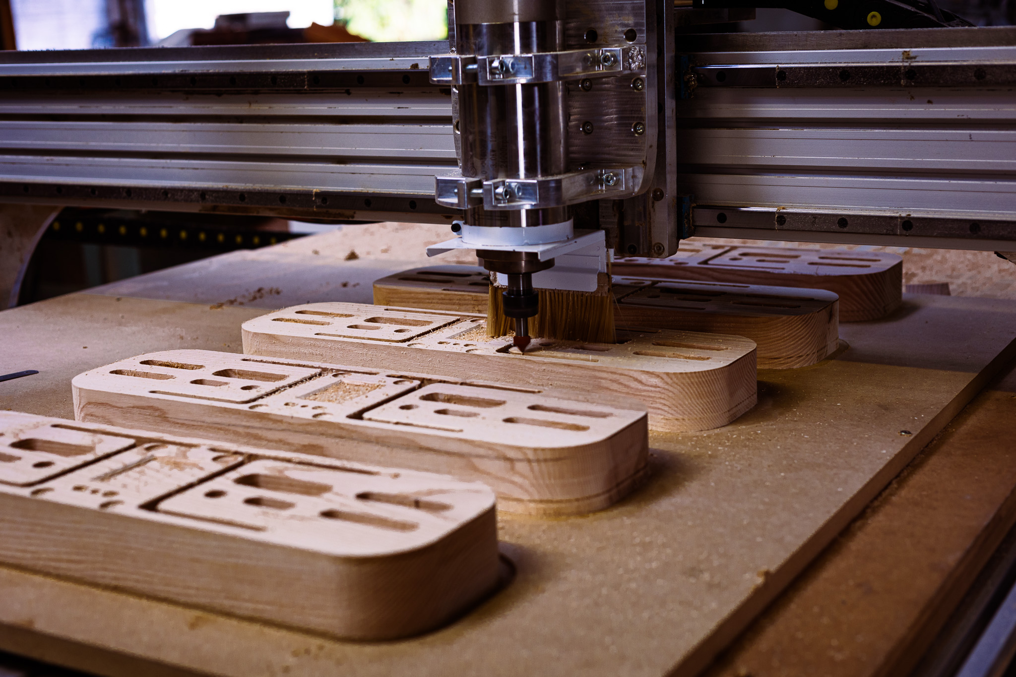 Phase de fabrication : Usinage CNC d'un prototype de poutre en Frêne massif dans notre atelier.